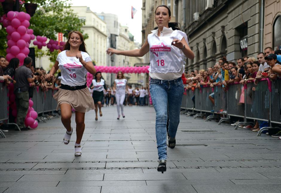 U centru Beograda u Knez Mihailovoj ulici odrzana trka na štiklama