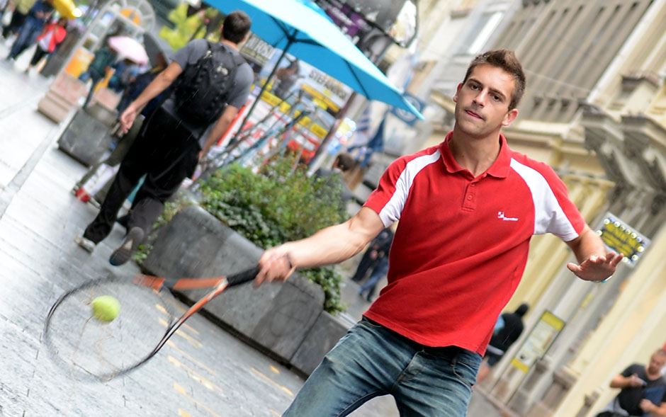 Nikola Zubić, student iz Gnjilana koji zarađuje u Knez Mihailovoj ulici prodajući "Tenis Trener”.