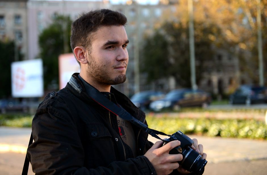 Srđan, nesvršeni student veterine iz Šapca, voli da pobegne od učenja tako što izađe u grad i fotografiše. 