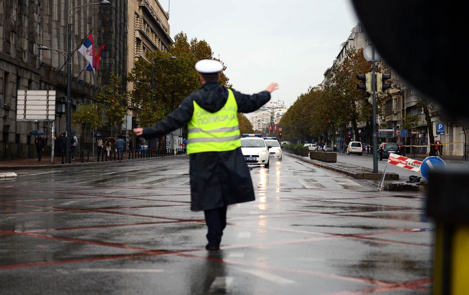 Mere bezbednosti povodom održavanja vojne parade su od ranog jutra mogli da osete kako vozači tako i pešaci na ulicama Beograda.
