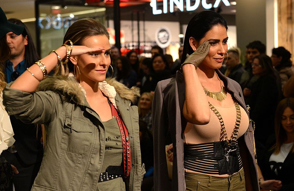 U tržnom centru "Ušće" održana neobična modna revija, u kojoj su prestavnici beogradskih medija obukli poznate "manekene".