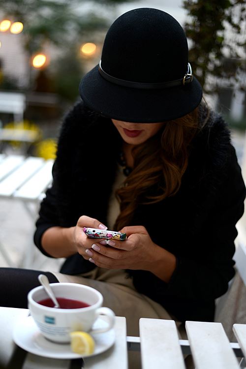 Ljudi danas ne odvajaju pogled od mobilnog telefona, u svakoj prilici, u društvu, dok piju kafu, šetaju ljubimca, ne odvajaju pogled od ekrana.