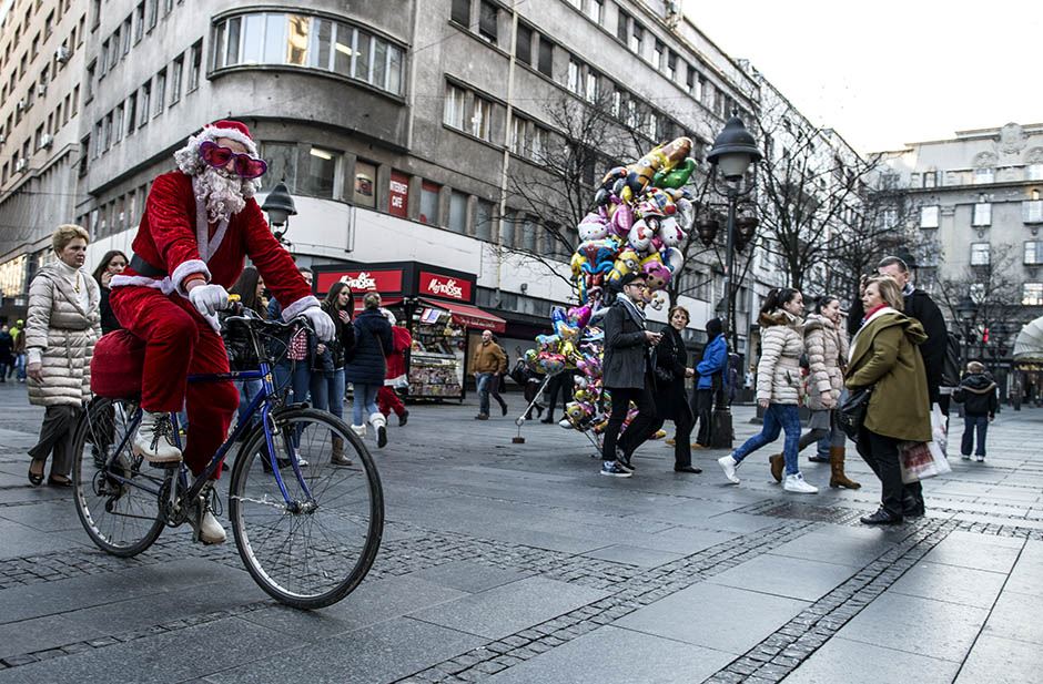 Deda Mraz vozi bicikl.