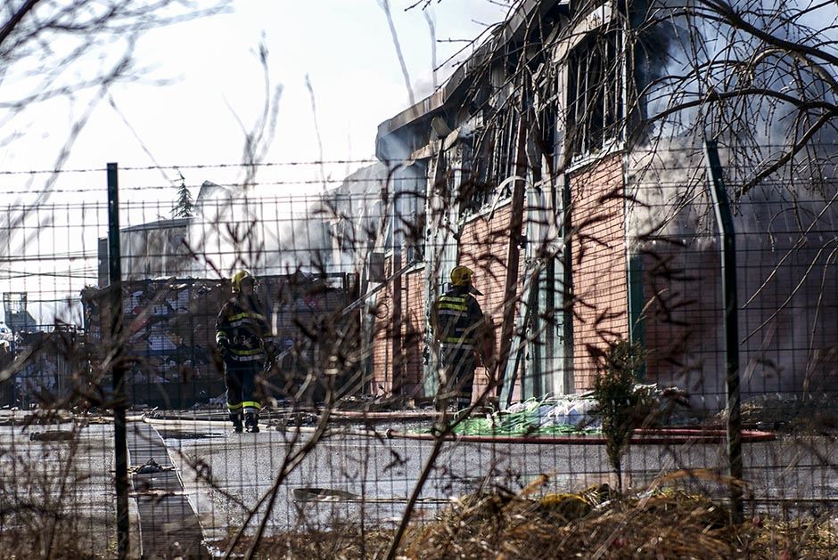 Požar u Makišu lokalizovan, vatrogasci i dalje na terenu.
