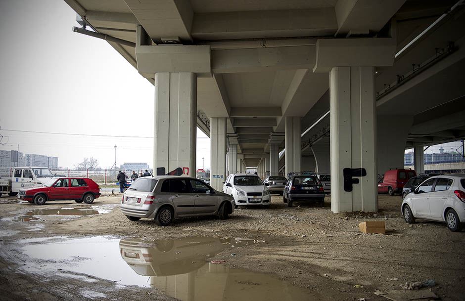 "Divlji" parking kod buvljaka na Novom Beogradu.