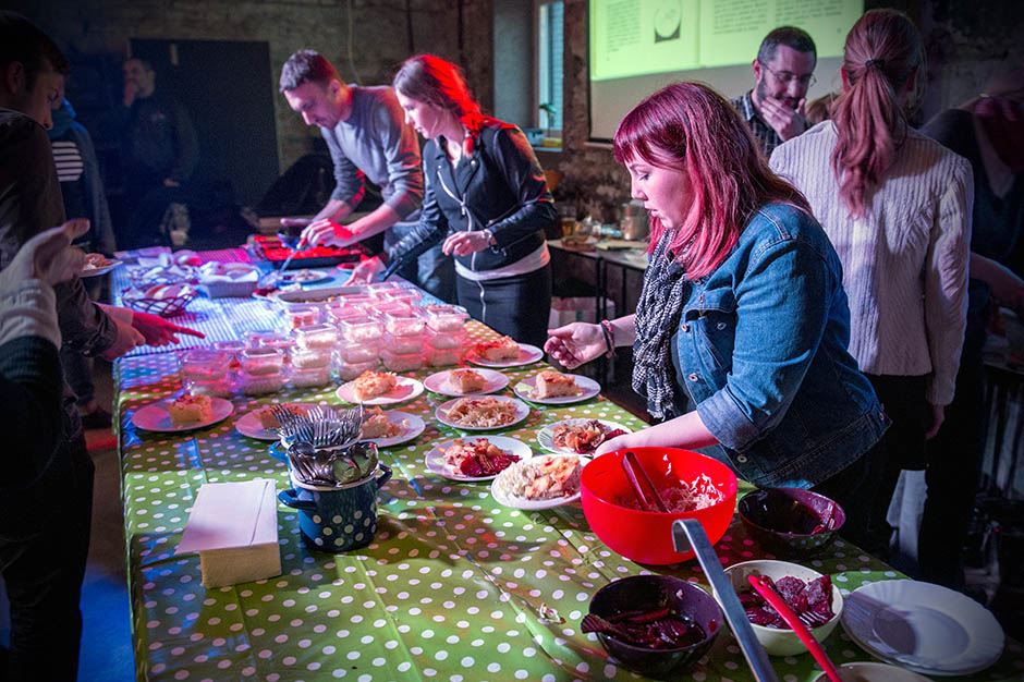 Jugoslovenska trpeza  u Kulturnom centru Grad vratiće vas u studentske menze gde uz kupljeni bon dobijate glavno jelo, salatu i desert.