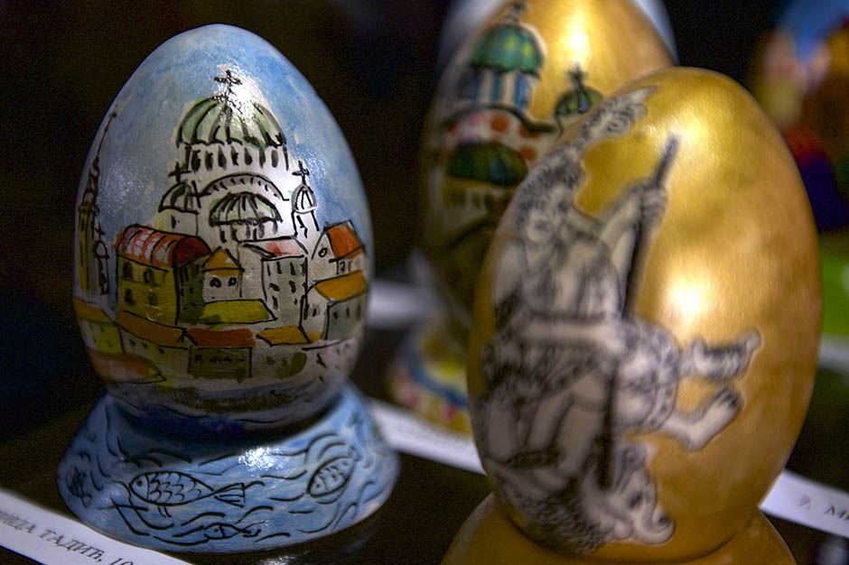 Uskršnja jaja - deca ukrasila jaja motivima Beograda na Uskršnjoj aukciji u DKCB.