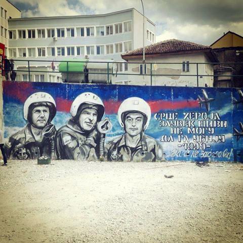 Grafiti poginulih pilota helikoptera.