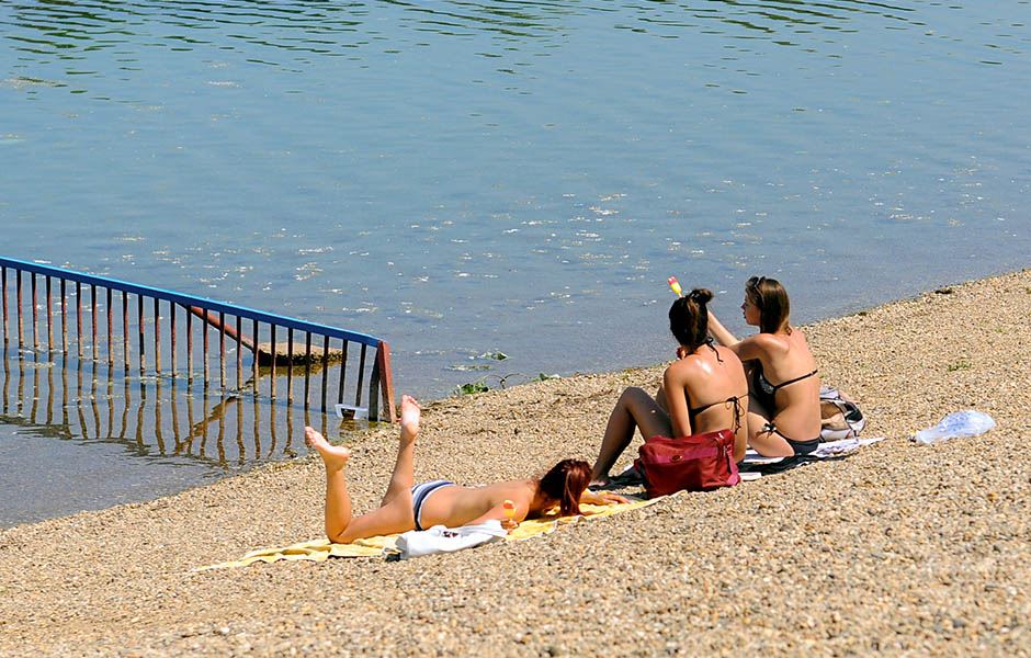 Zelena voda na Adi Ciganliji, zbog algi trave koja pluta po površini nema kupanja, samo sunčanje.