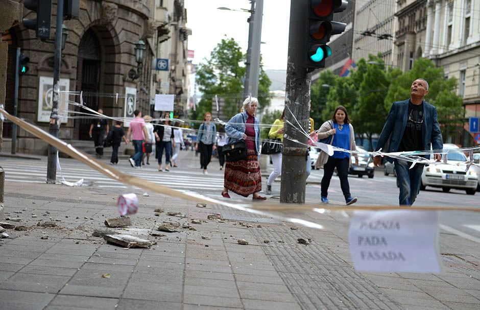 Srušio se deo fasade preko puta "Londona" u centru Beograda.