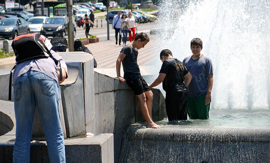 Vrućina u Beogradu, ljudi se kupaju u fontani.