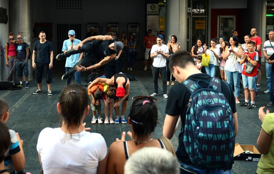 Ulični zabavljači u Knez Mihailovoj ulici u Beogradu.