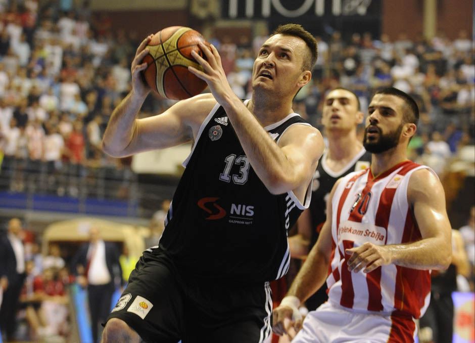 Košarkaši Crvene zvezde savladali Partizan na startu finalne serije plejofa domaće Superlige.