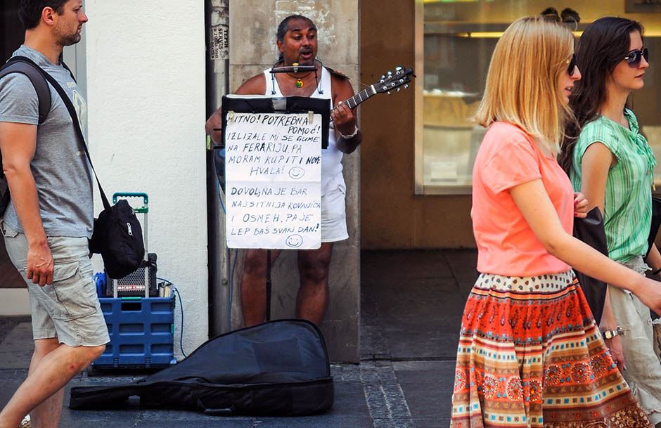 Ulični muzičar u Beogradu skuplja pare za nove gume.