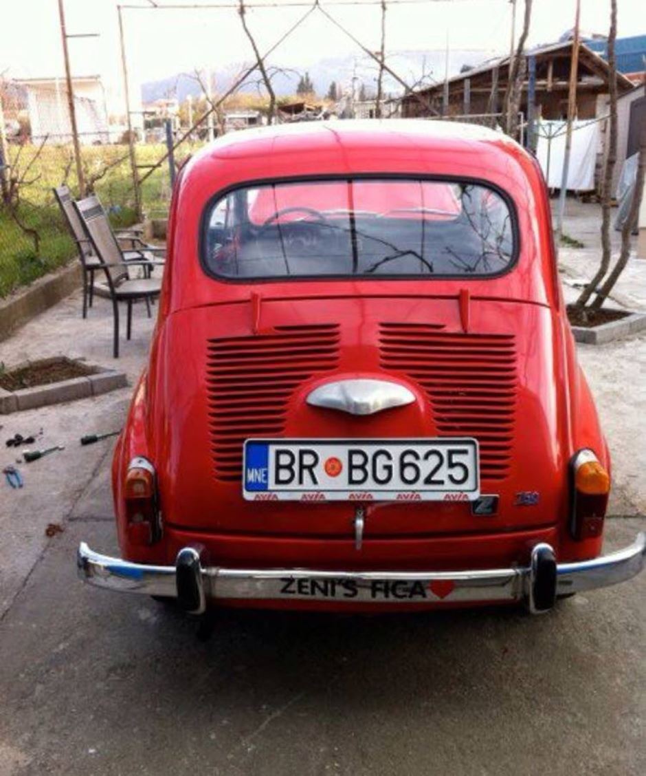 Fića sa barskim tablicama na ulicama Menhetnom