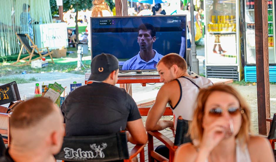 Na Štrandu u Novom sadu svi gledaju Đokovića. 
