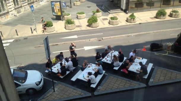 Parkirali stolove i jeli!