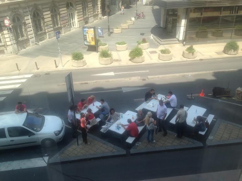 Parkirali stolove i jeli!