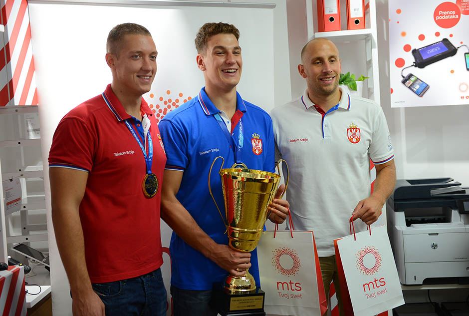 Vaterpolisti Srbije se družili sa obožavaocima u mts poslovnici u Knez Mihailovoj ulici.