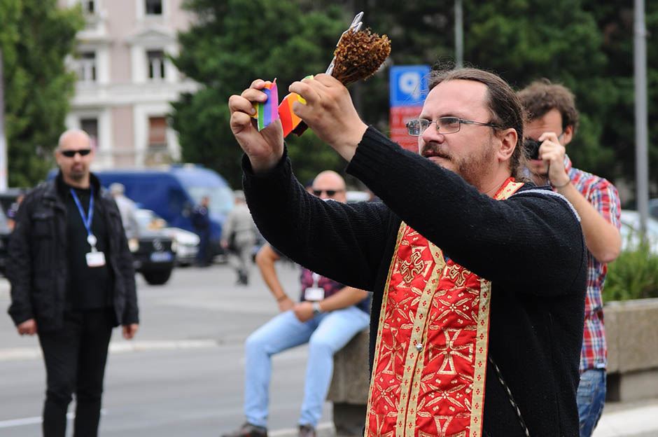 Parada ponosa, sveštenici prošetali u znak protesta