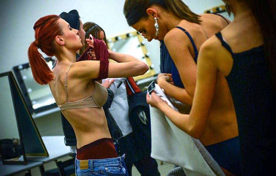 Manekenke u bekstejdžu na beogradskoj Nedelji mode