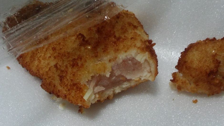 Živa piletina u radnji sa gotovom hranom