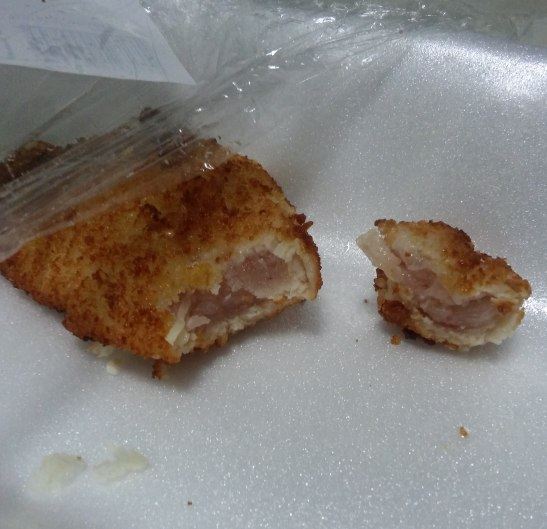 Živa piletina u radnji sa gotovom hranom