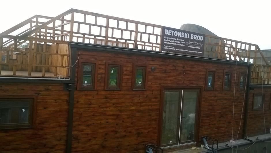 Betonski brod Sip na Savskom šetalištu - Siniša Mali