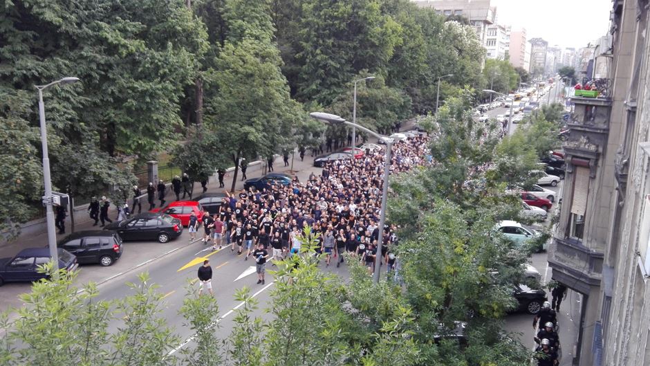 Grobari u korteu do Pionira