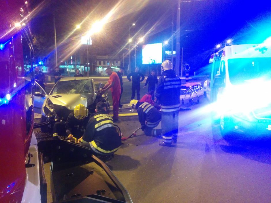 Težak sudar na Autokomandi: dvoje teško povređenih