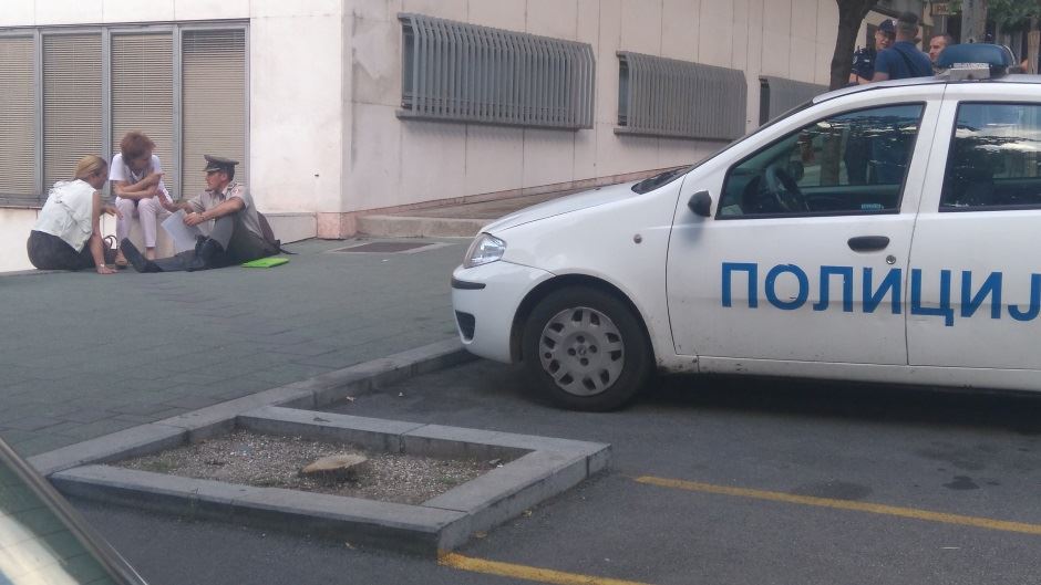 Oficir hoće da se zapali ispred MInistarstva odbrane u Beogradu