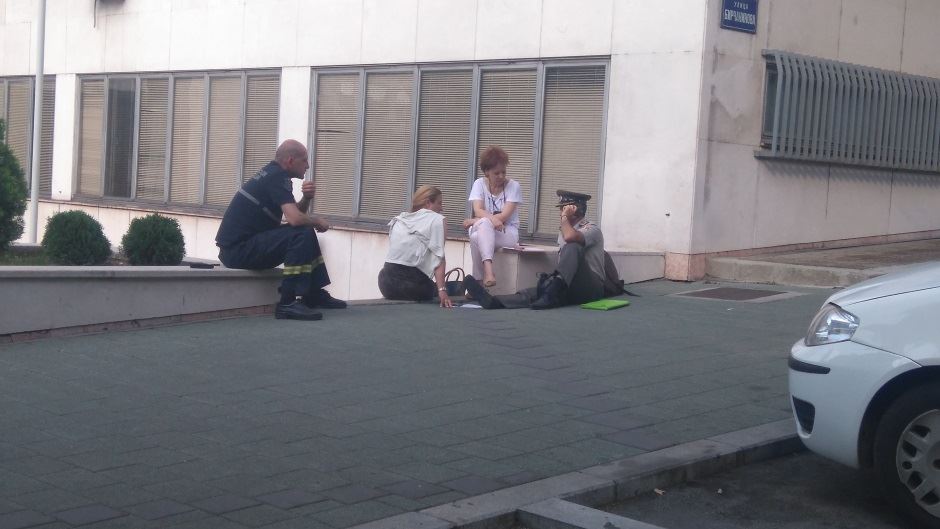 Oficir hoće da se zapali ispred MInistarstva odbrane u Beogradu