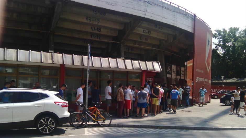 Dug red pred "Karađorđem" za karte protiv Dinama