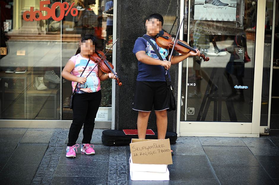 Beograd - ulični svirači prikupljaju novac za knjige