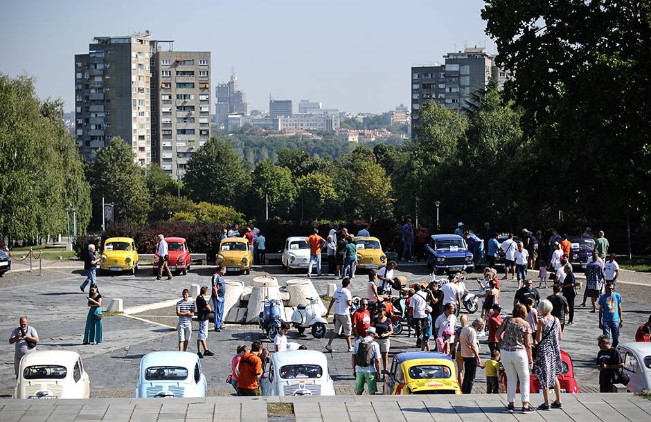 Fiće i Vespe - Skup ljubitelja fiće i vespe ispred Muzeja istorije Jugoslavije