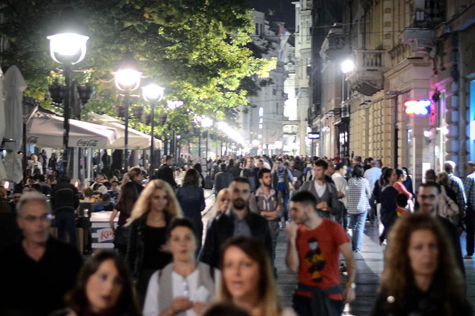 Beograd noću - Velike gužve na ulici nema mesta u kafićima
