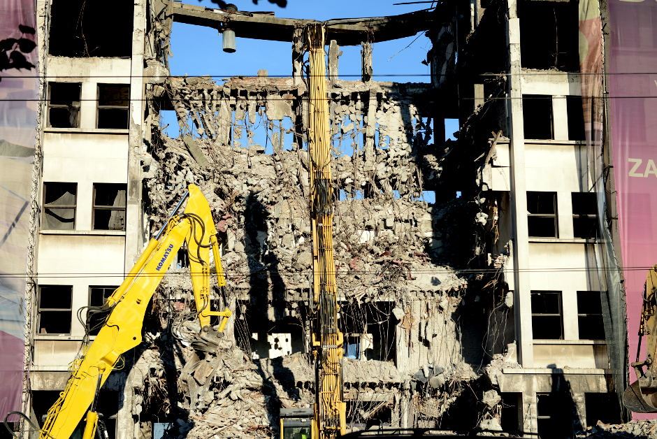 Bombardovana zgrada Saveznog MUP-a, krenulo rušenje buldožerom.