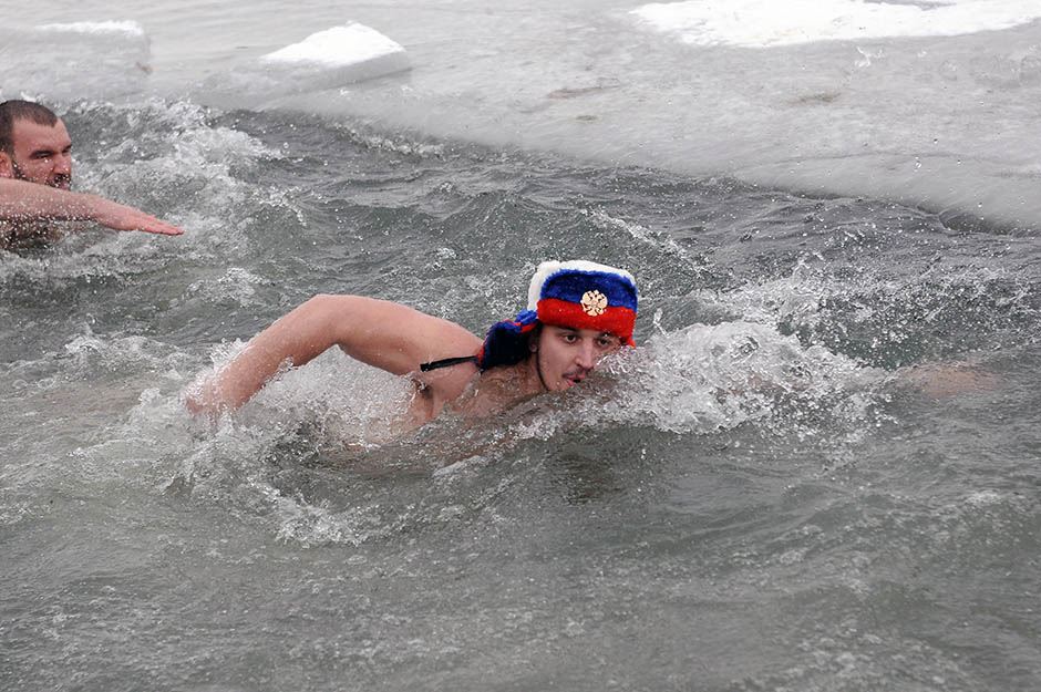 Bogojavljenje: Plivanje za Časni krst Zemun 2017. FOTO
