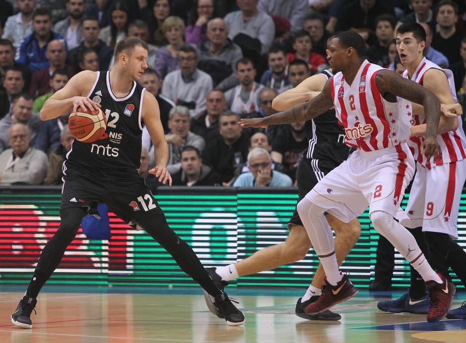 Zvezda - Partizan, finale Kupa 2017: Grobari pogodili čoveka bakljom FOTO