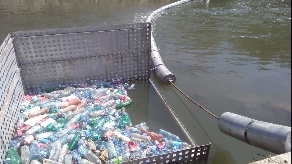 Zagađene reke đubretom u Srbiji dobile montažnu branu za čišćenje.