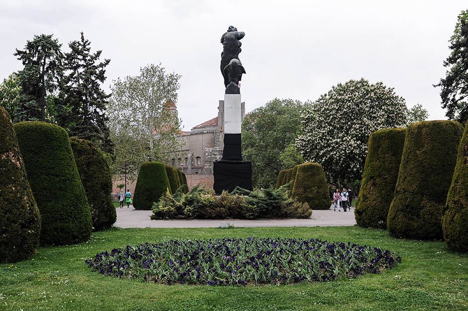 Spomenik zahvalnosti Francuskoj prekriven crnim platnom (FOTO)