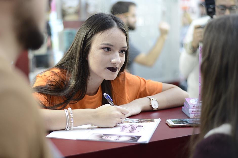 Sajam knjiga 2017: Jana Dačović i Luka Raco potpisivanje knjiga (FOTO)