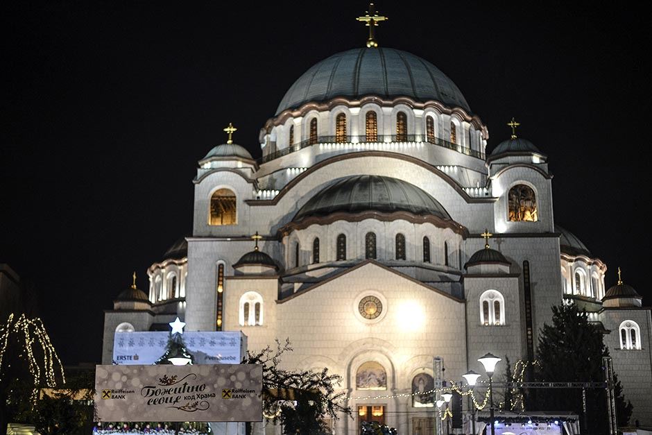 Božićno seoce: Patrijarh Irinej ispred Hrama Svetog Save FOTO