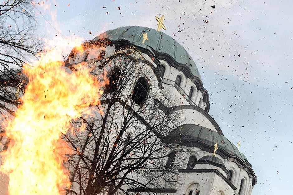 Paljenje badnjaka ispred Hrama Svetog Save 2018. FOTO