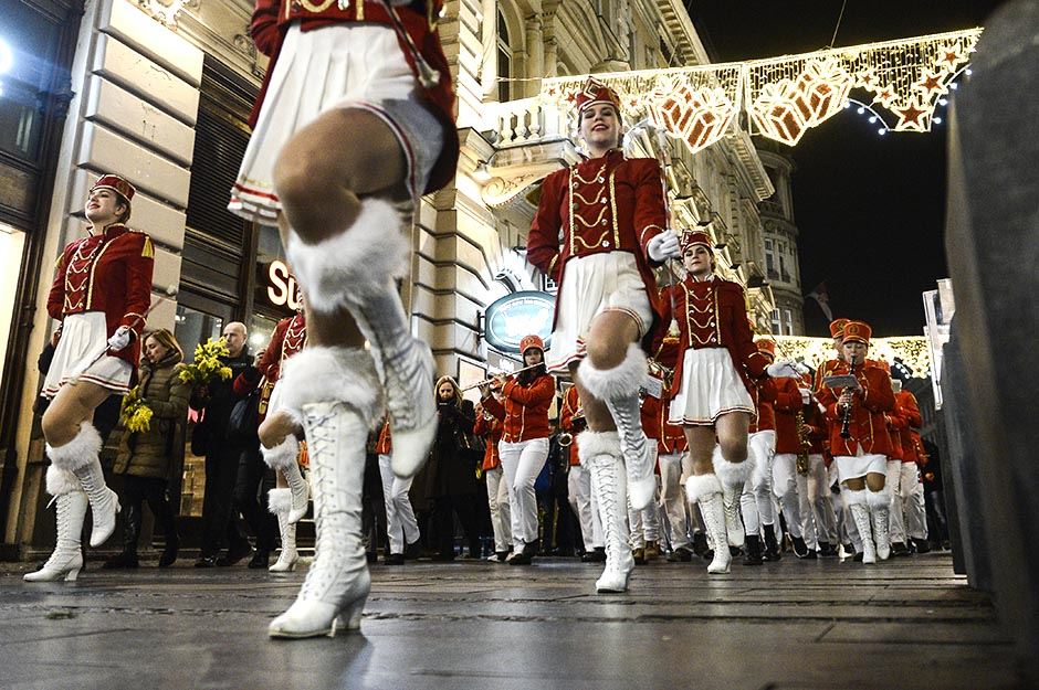 Festival Mimoze: Mažoretkinje u Knez Mihailovoj ulici FOTO
