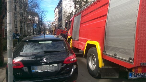 Vatrogasno vozilo upalo u rupu na putu