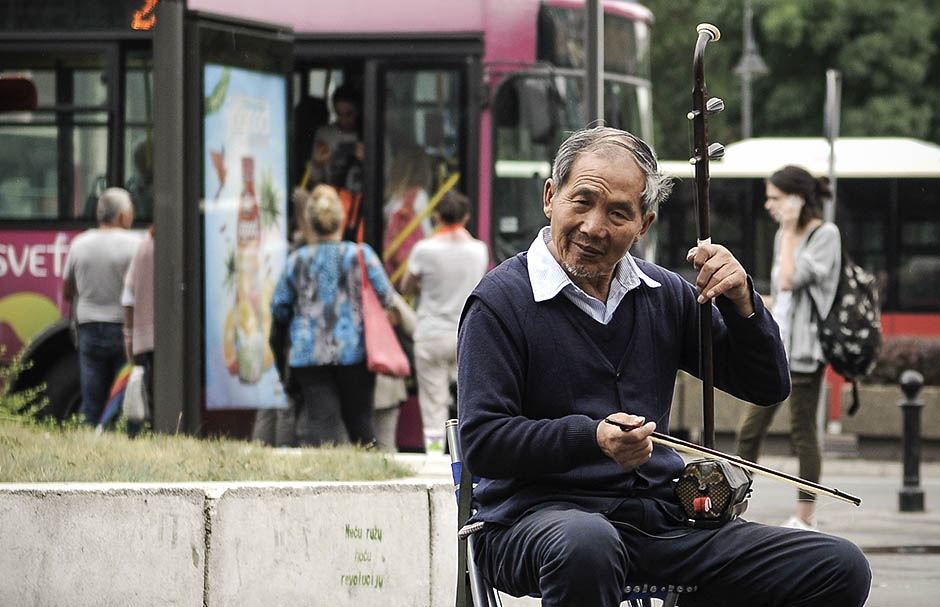 Kinez svira instrument erhu na Trgu Republike u Beogradu FOTO