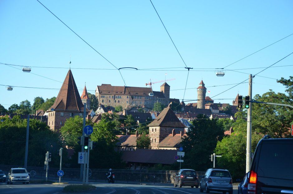 Kontroverzna fontana Bračna vrteška Nirnberg Nemačka video 