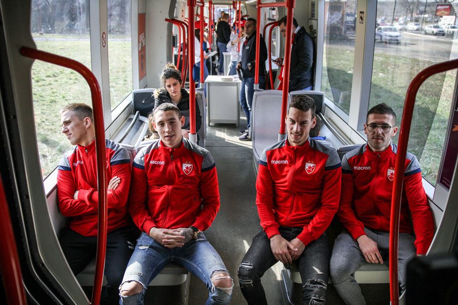 Crvena zvezda: Crveno-beli tramvaj druženje sa navijačima (FOTO)