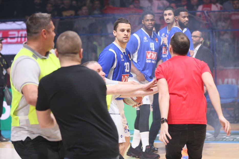 Navijači Zvezde napali igrače Budućnosti na zagrevanju "majstorica" ABA finale (VIDEO)